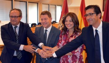 Zamora y García-Page firman el acuerdo de cesión  de los terrenos junto al edificio de Sanidad   para construir jardines de uso público